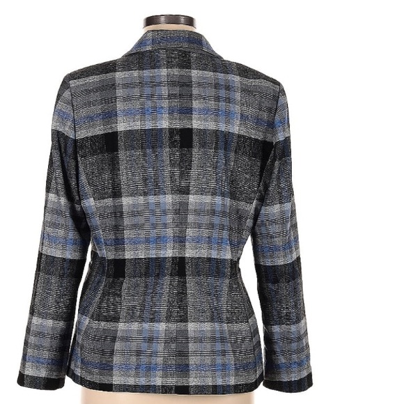 3/$20 - Tahari Blazer - Size 8P - Picture 2 of 12